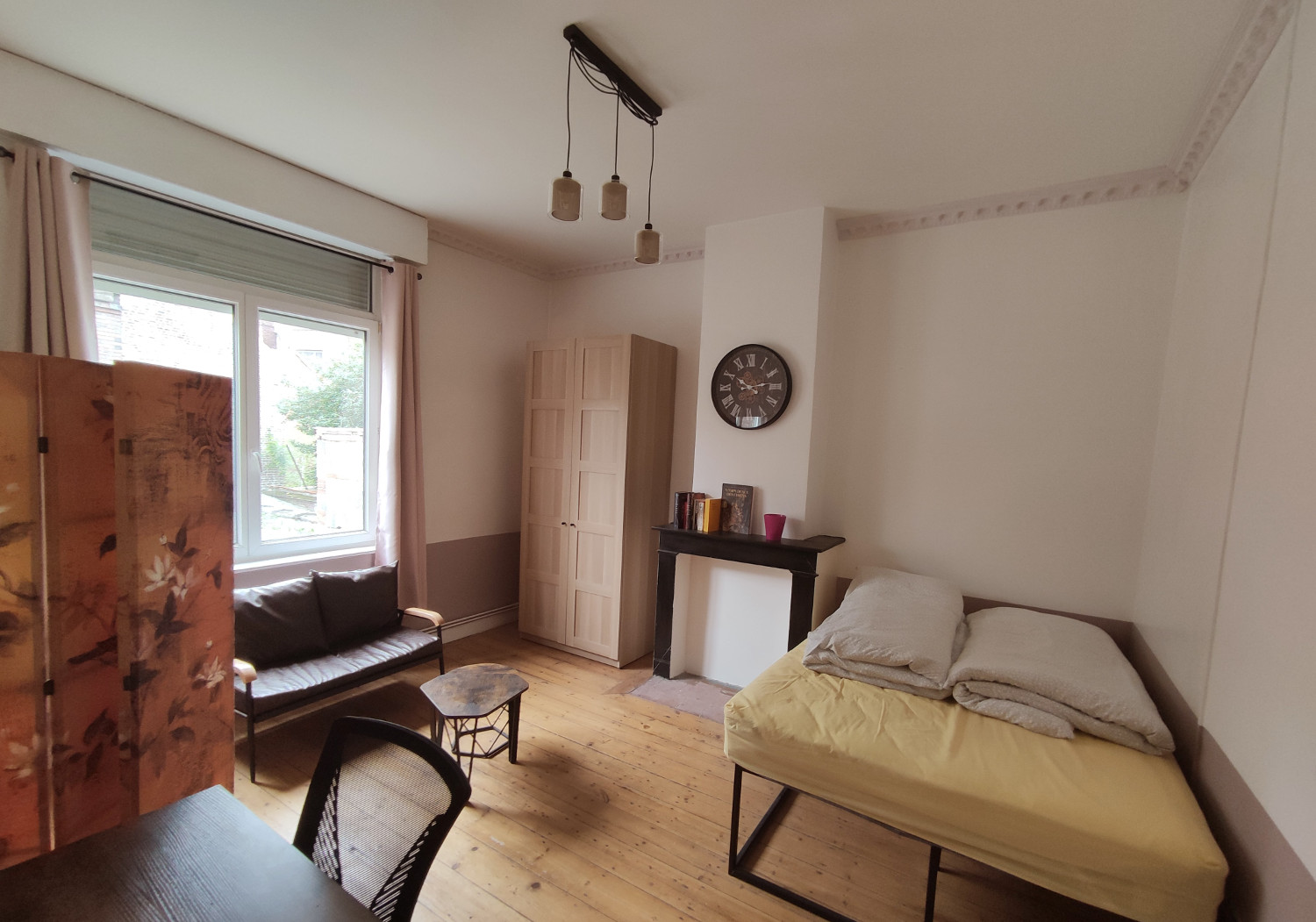 Chambre du premier étage sur cour avec lavabo